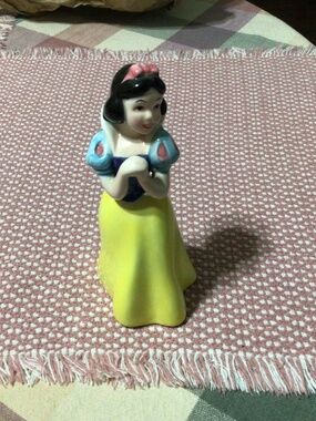 VINTAGE GLAZED CERAMIC SNOW WHITE FIGURINE